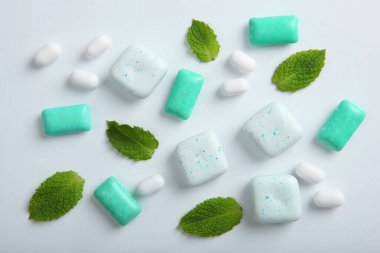 Masada nane sakızı ve nane şekeri var. Taze nefes, ağız bakımı.