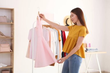 Mağazada alışveriş yapan kız kıyafetleri. Alışveriş, indirim, indirim.