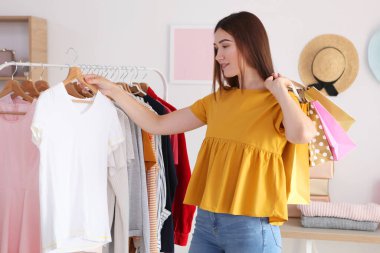 Mağazada alışveriş yapan kız kıyafetleri. Alışveriş, indirim, indirim.
