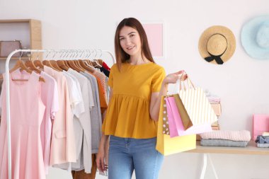 Mağazada alışveriş yapan kız kıyafetleri. Alışveriş, indirim, indirim.