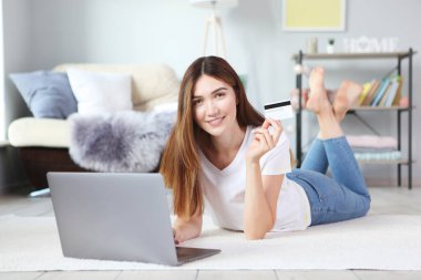 Modern bir bilgisayar kullanan kız çevrimiçi alışveriş yapıyor