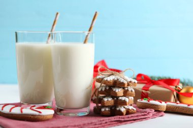 Noel Baba için masada süt ve Noel kurabiyeleri var. Noel arkaplanı