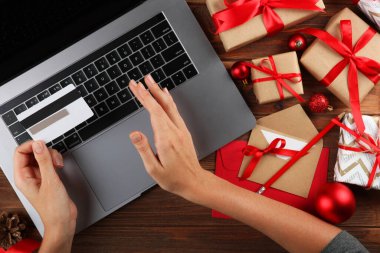 Kız internetten Noel alışverişi yapıyor. Noel alışverişi