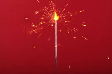 Renkli bir arkaplanda Bengal yangını.