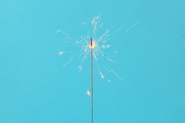 Renkli bir arkaplanda Bengal yangını.