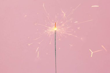 Renkli bir arkaplanda Bengal yangını.