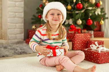 Yılbaşı hediyeli küçük bir kız.