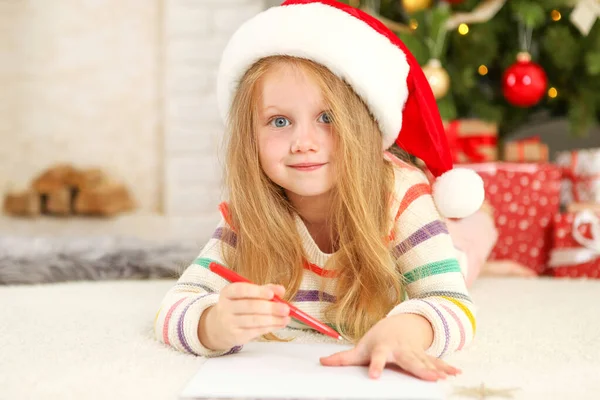 Κοριτσάκι Στο Εσωτερικό Των Χριστουγέννων Γράφει Ένα Γράμμα Στον Άγιο — Φωτογραφία Αρχείου
