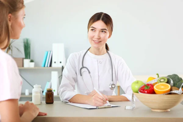 Dokter Nutritionist Neemt Een Patiënt Mee Naar Kantoor Goede Voeding — Stockfoto