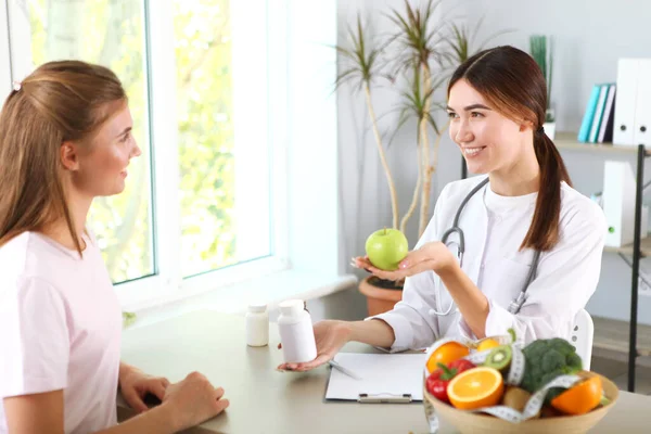 Dokter Nutritionist Neemt Een Patiënt Mee Naar Kantoor Goede Voeding — Stockfoto