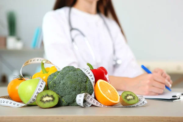 Joven Médico Nutricionista Oficina Demuestra Concepto Alimentación Saludable Ayuda Con — Foto de Stock