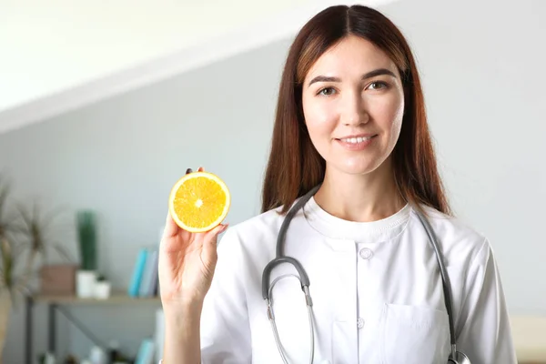 Joven Médico Nutricionista Oficina Demuestra Concepto Alimentación Saludable Ayuda Con —  Fotos de Stock