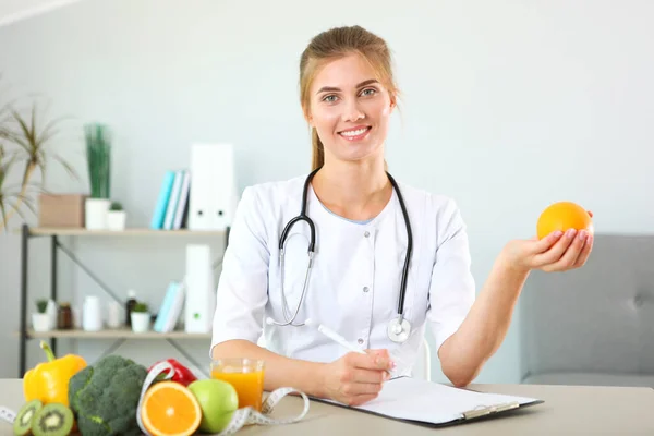 Joven Médico Nutricionista Oficina Demuestra Concepto Alimentación Saludable Ayuda Con —  Fotos de Stock