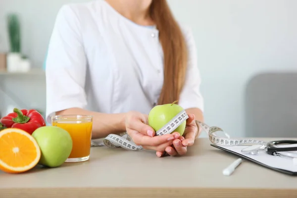 Joven Médico Nutricionista Oficina Demuestra Concepto Alimentación Saludable Ayuda Con — Foto de Stock