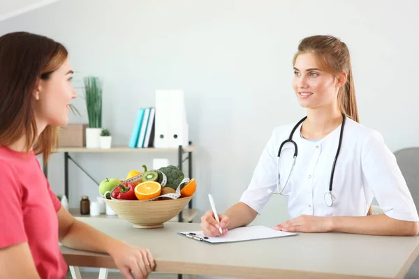 Dokter Nutritionist Neemt Een Patiënt Mee Naar Kantoor Goede Voeding — Stockfoto