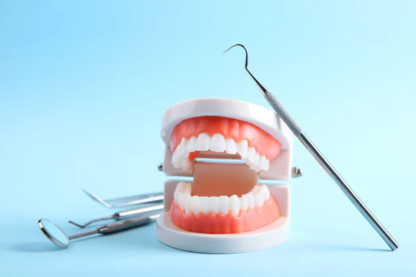 Modelo Dientes Instrumentos Dentales Productos Cuidado Dental Sobre Fondo Color — Foto de Stock