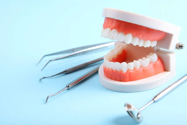 Model Przyrządów Dentystycznych Zębów Oraz Produktów Pielęgnacji Zębów Kolorowym Tle — Zdjęcie stockowe