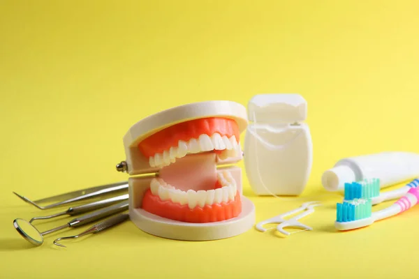 Model Przyrządów Dentystycznych Zębów Oraz Produktów Pielęgnacji Zębów Kolorowym Tle — Zdjęcie stockowe