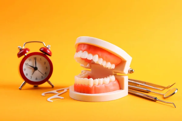 Modelo Dentes Instrumentos Dentários Produtos Cuidados Dentários Fundo Colorido — Fotografia de Stock