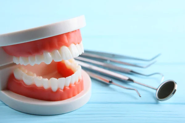 Modelo Dientes Instrumentos Dentales Productos Cuidado Dental Sobre Fondo Color — Foto de Stock