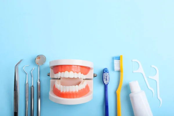 Modelo Dientes Instrumentos Dentales Productos Cuidado Dental Sobre Fondo Color — Foto de Stock