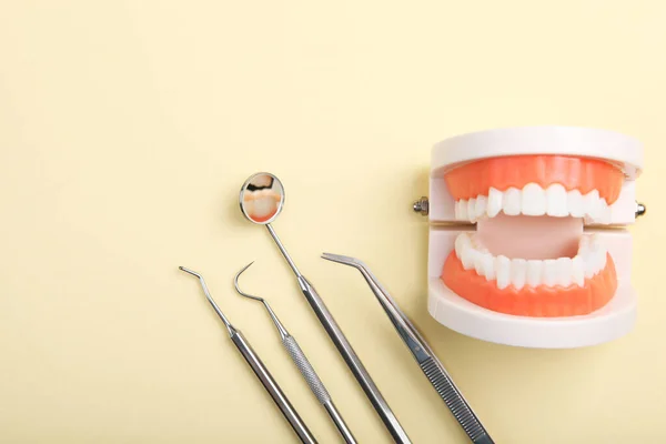 Modelo Dientes Instrumentos Dentales Productos Cuidado Dental Sobre Fondo Color — Foto de Stock