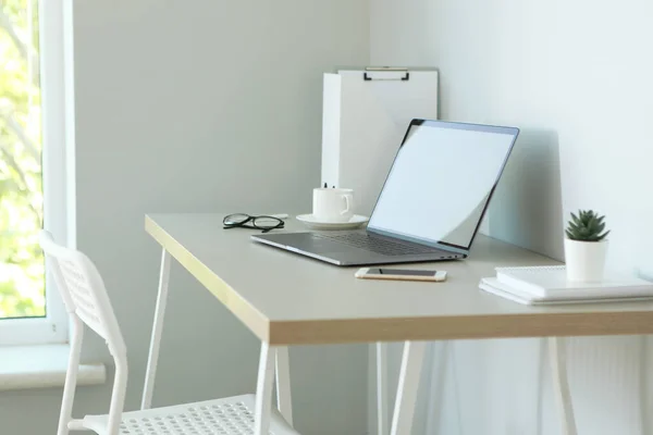 Luogo Lavoro Con Computer Portatile Moderno All Interno Della Stanza — Foto Stock