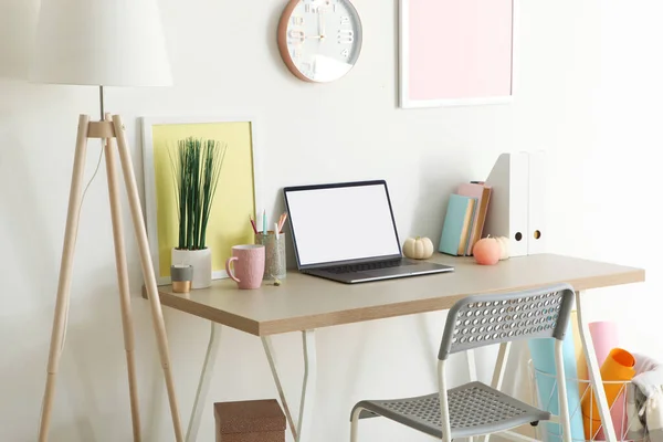 Arbetsplats Med Modern Laptop Det Inre Rummet — Stockfoto