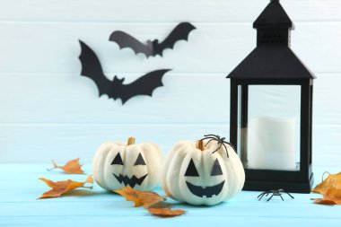 Zencefilli kurabiye ve metin için yeri olan diğer tatlılarla Cadılar Bayramı arka planı