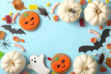 Zencefilli kurabiye ve diğer tatlılarla Cadılar Bayramı arkaplanı metin için yeri olan üst görünüm