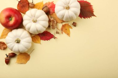 Metin üst görünümü için yeri olan düşen yapraklarla güzel sonbahar arkaplanı.