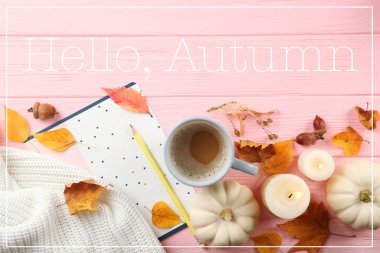 Metin üst görünümü için yeri olan düşen yapraklarla güzel sonbahar arkaplanı.