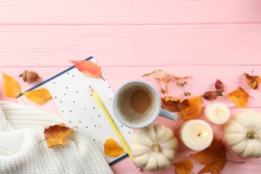 Metin üst görünümü için yeri olan düşen yapraklarla güzel sonbahar arkaplanı.