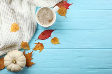 Metin üst görünümü için yeri olan düşen yapraklarla güzel sonbahar arkaplanı.