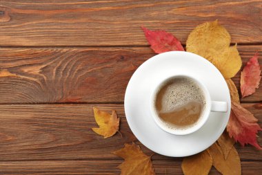 Metin üst görünümü için yeri olan düşen yapraklarla güzel sonbahar arkaplanı.