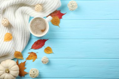 Metin üst görünümü için yeri olan düşen yapraklarla güzel sonbahar arkaplanı.