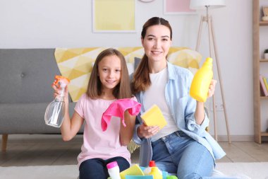 Anne ve kızının keyfi yerinde. Evi dezenfektanlar ve deterjanlarla temizliyorlar.