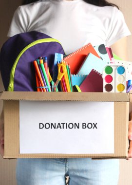 Deniz kenarındaki plajda güneş kremleri kapanıyor. - Evet. Dikey fotoğraf biçimi