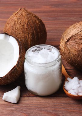 Deniz kenarındaki plajda güneş kremleri kapanıyor. - Evet. Dikey fotoğraf biçimi