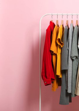 Deniz kenarındaki plajda güneş kremleri kapanıyor. - Evet. Dikey fotoğraf biçimi