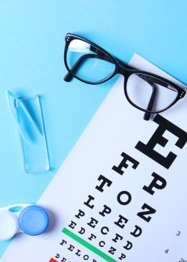 Deniz kenarındaki plajda güneş kremleri kapanıyor. - Evet. Dikey fotoğraf biçimi