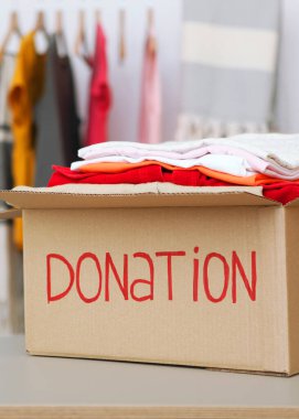 Deniz kenarındaki plajda güneş kremleri kapanıyor. - Evet. Dikey fotoğraf biçimi