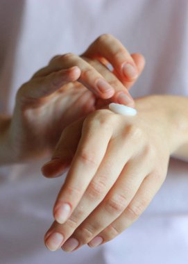 Deniz kenarındaki plajda güneş kremleri kapanıyor. - Evet. Dikey fotoğraf biçimi