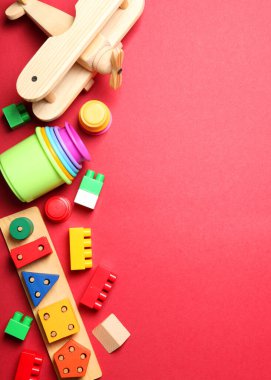 Tıbbi steteskop ve para renkli arka plan görüntüsüne yakın çekim ve metin için yer. Ücretli ilaç, hayat ve sağlık sigortası konsepti. Yüksek kalite fotoğraf. Dikey fotoğraf biçimi