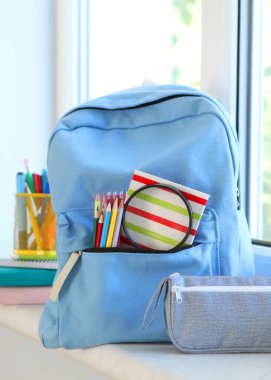 Tıbbi steteskop ve para renkli arka plan görüntüsüne yakın çekim ve metin için yer. Ücretli ilaç, hayat ve sağlık sigortası konsepti. Yüksek kalite fotoğraf. Dikey fotoğraf biçimi