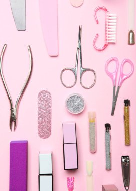 Tıbbi steteskop ve para renkli arka plan görüntüsüne yakın çekim ve metin için yer. Ücretli ilaç, hayat ve sağlık sigortası konsepti. Yüksek kalite fotoğraf. Dikey fotoğraf biçimi