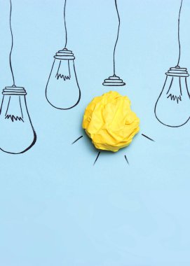 Masada kırmızı şarap ve güller var. Sevgililer Günü geçmişi. İki kişilik bir gala yemeği. Yüksek kalite fotoğraf. Dikey fotoğraf biçimi