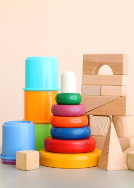 Masada kırmızı şarap ve güller var. Sevgililer Günü geçmişi. İki kişilik bir gala yemeği. Yüksek kalite fotoğraf. Dikey fotoğraf biçimi