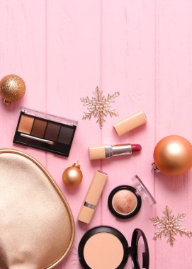 Masada kırmızı şarap ve güller var. Sevgililer Günü geçmişi. İki kişilik bir gala yemeği. Yüksek kalite fotoğraf. Dikey fotoğraf biçimi