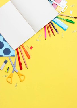 Masada kırmızı şarap ve güller var. Sevgililer Günü geçmişi. İki kişilik bir gala yemeği. Yüksek kalite fotoğraf. Dikey fotoğraf biçimi